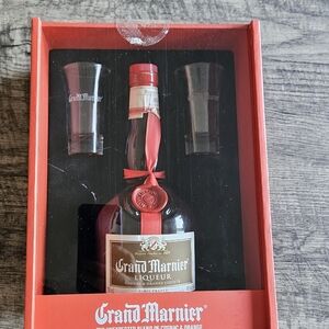 GRAND MARNIER COGNAC LIQUOR  BOX WITH 2 SHOT GLASSES (BOTTLE 750ML NO LIQUOR INC